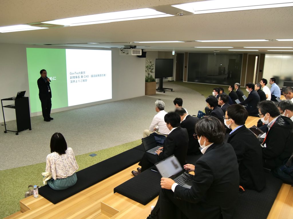 GovTec東京・副理事長の深井が自治体の皆様に挨拶している様子
